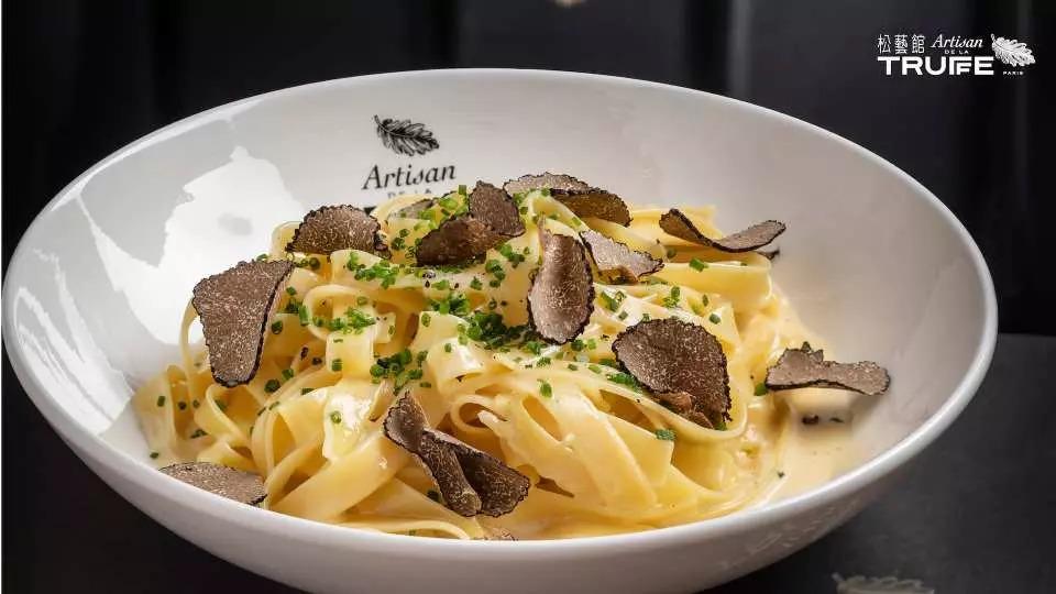 寬條麵 · 忌廉白酒汁 · 巴馬臣芝士 · 松露
