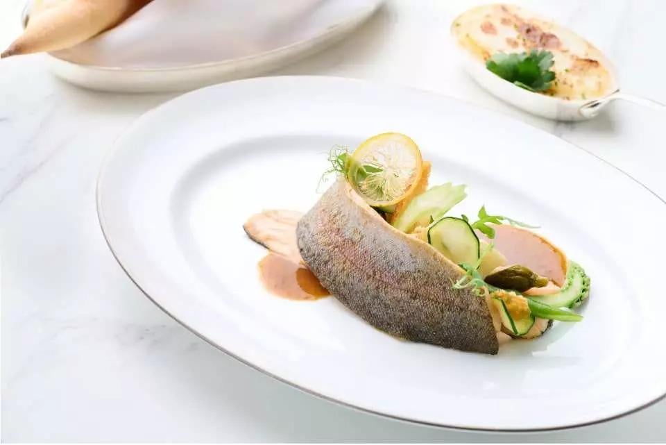 法國五月美食薈 -「格勒諾布爾」式鱒魚,忌廉焗薯、檸檬、脆包粒、焦香牛油、水瓜柳