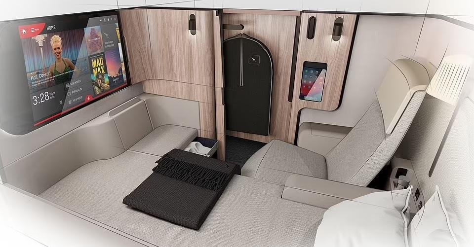 頭等機位像酒店房間寬敞舒適,有梳化、床、影音娛樂等設備。(互聯網)