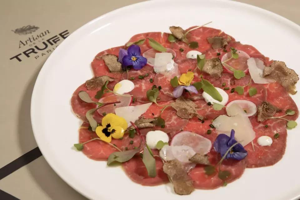 薄切生牛肉片 · 馬沙拉酒 · 松露油 · 松露