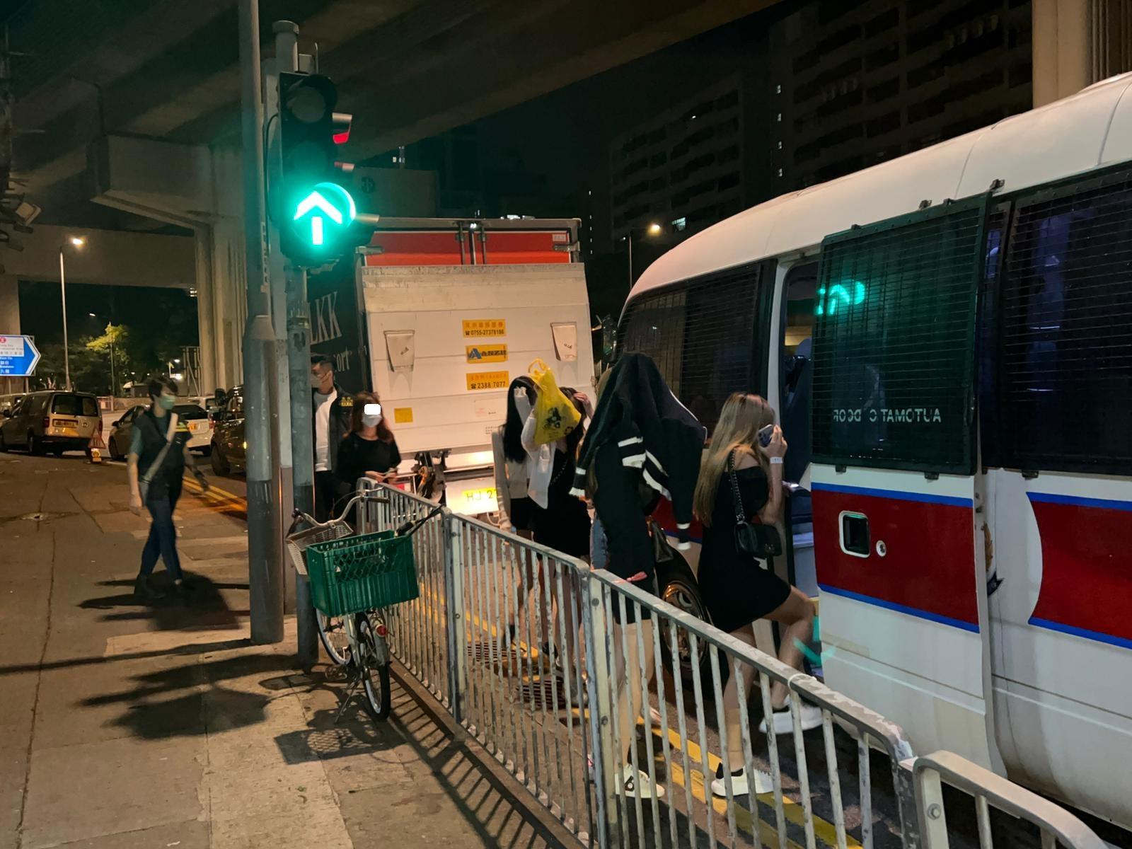 警方元朗搗破無牌樓上酒吧,拘捕62名男女。(警方圖片)