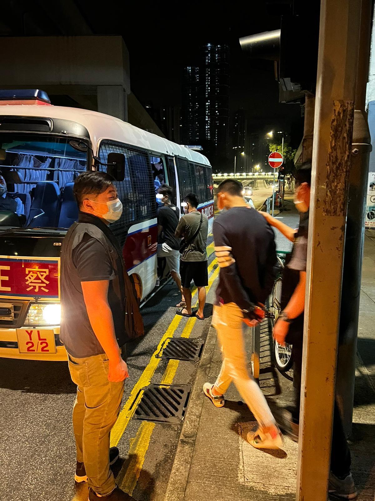 警方元朗搗破無牌樓上酒吧,拘捕62名男女。(警方圖片)