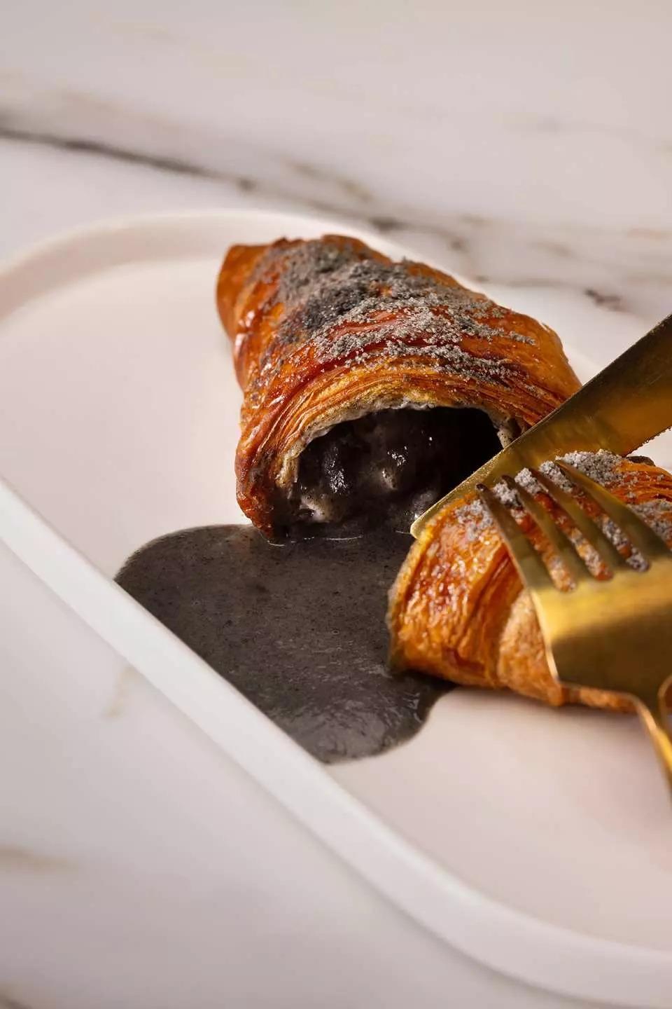 Fast Gourmet的Croissant也十分出名,額外加$28起就能享用招牌龍蝦湯流心牛角包、黑熔岩芝麻流心牛角包、肉桂蘋果流心牛角包!