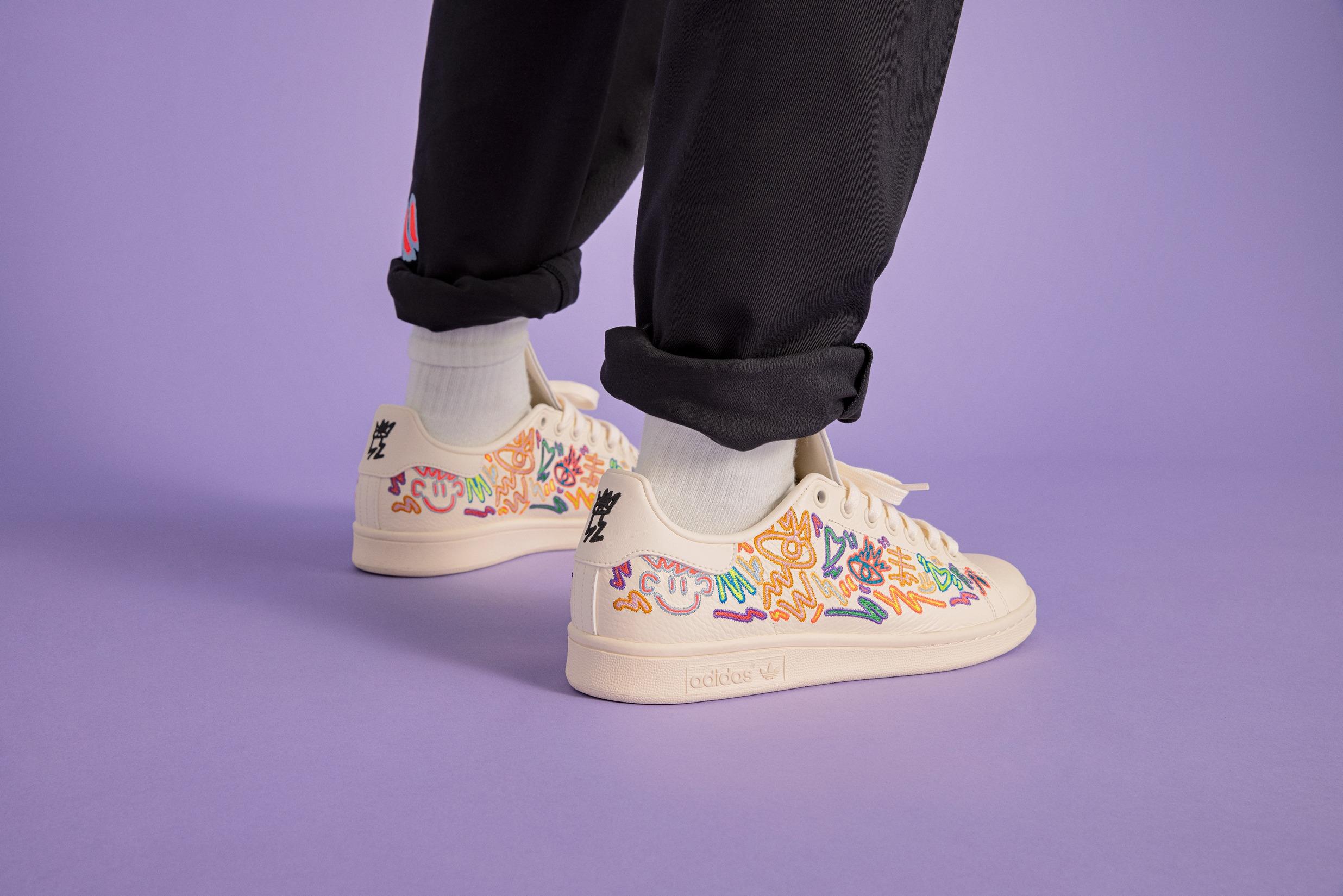 Stan Smith PRIDE 鞋身飾滿彩色塗鴉風格刺繡圖案。