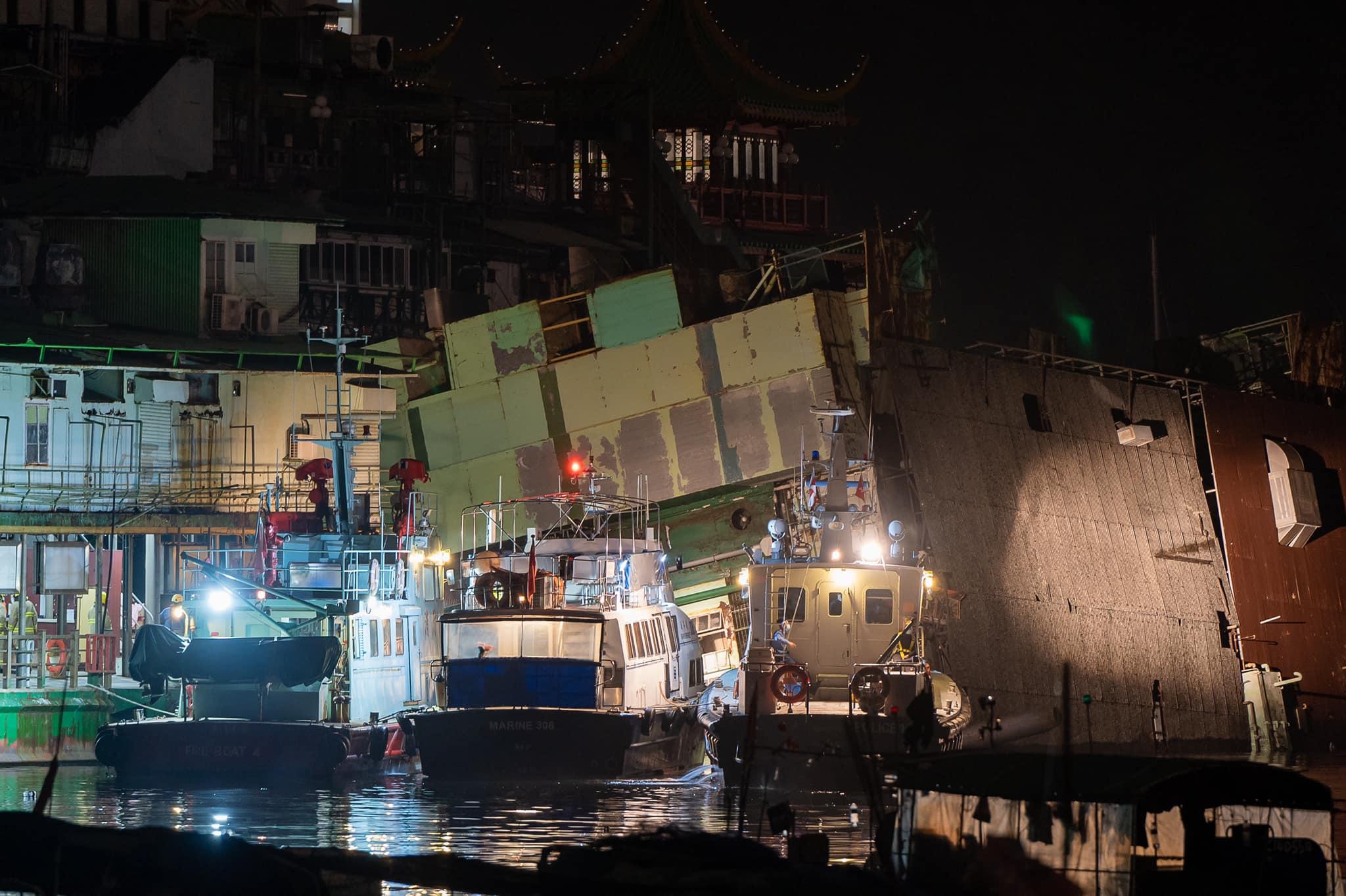 船身嚴重傾側,近乎90度塌下,半邊船身浸在水中。 (Hc Keung@FB)