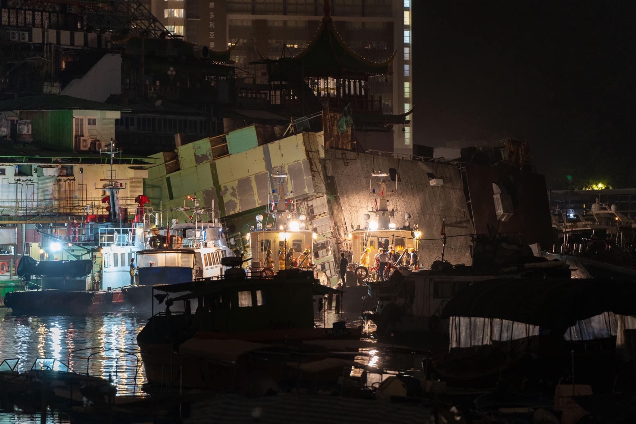 珍寶海鮮舫相連廚房躉船90度傾側,無人受傷。(Hc Keung@FB)