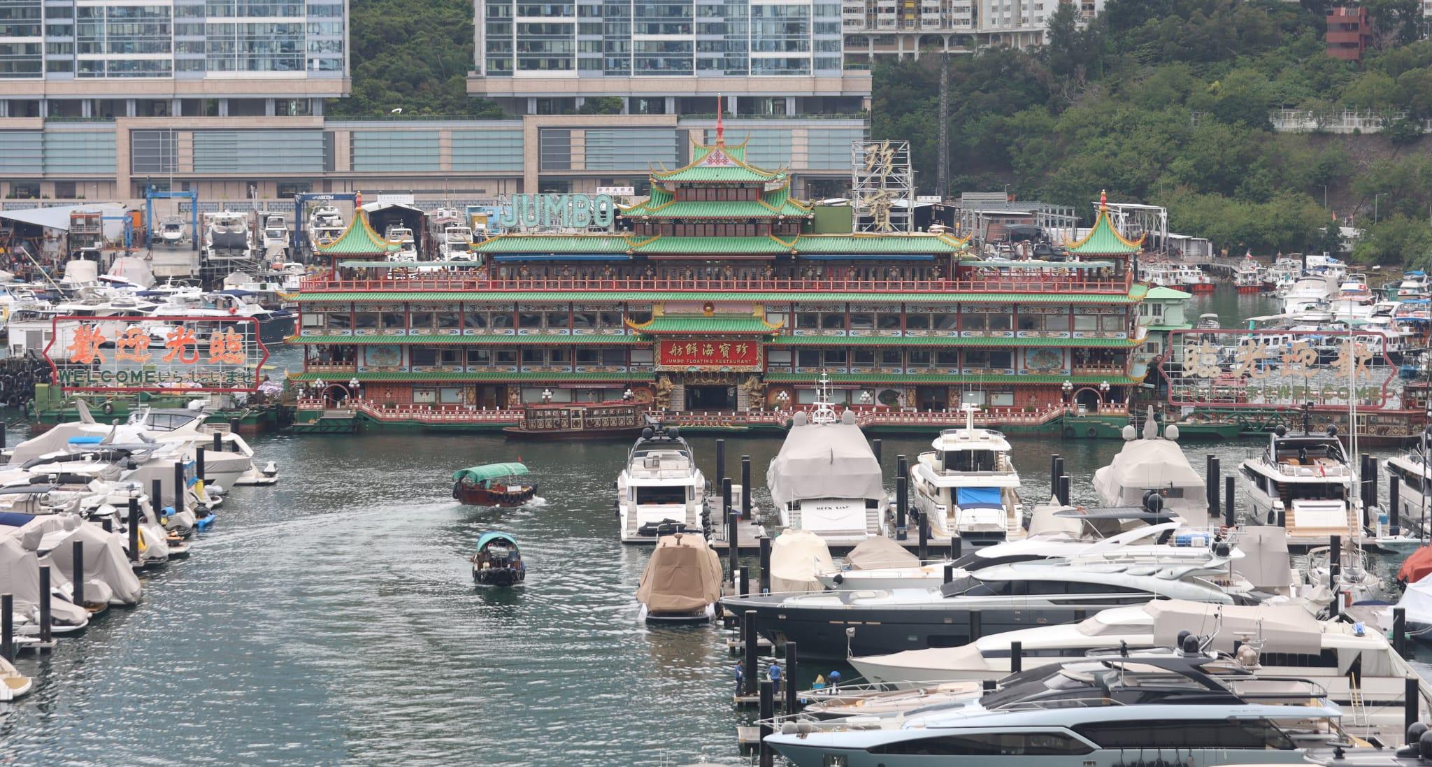 本月離港的珍寶海鮮舫,其廚房躉船傾側。(鍾式明攝)