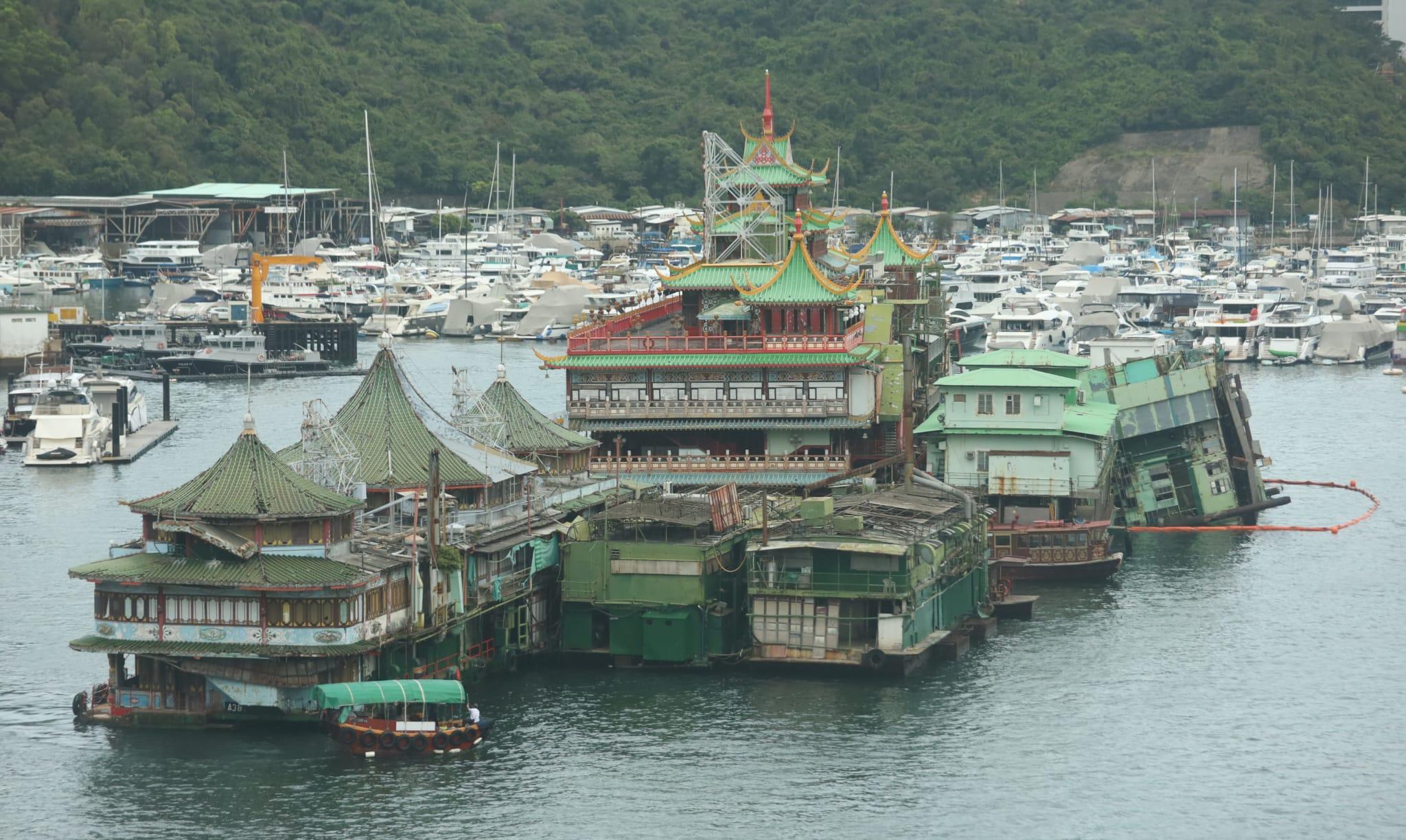 本月離港的珍寶海鮮舫,其廚房躉船傾側。(鍾式明攝)