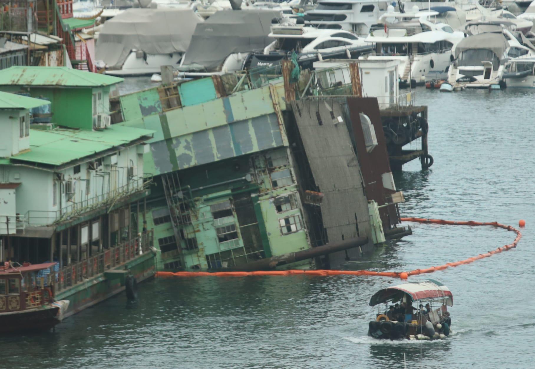 本月離港的珍寶海鮮舫,其廚房躉船傾側。(鍾式明攝)