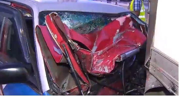 觀塘繞道的士撼爆胎貨車尾 司機被困一度昏迷