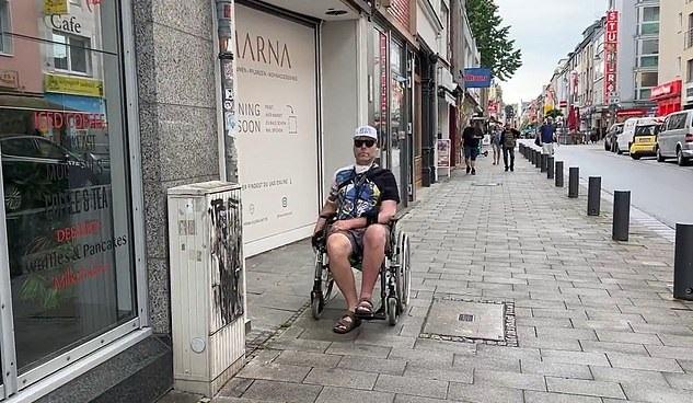 Brenner以輪椅代步。(互聯網)