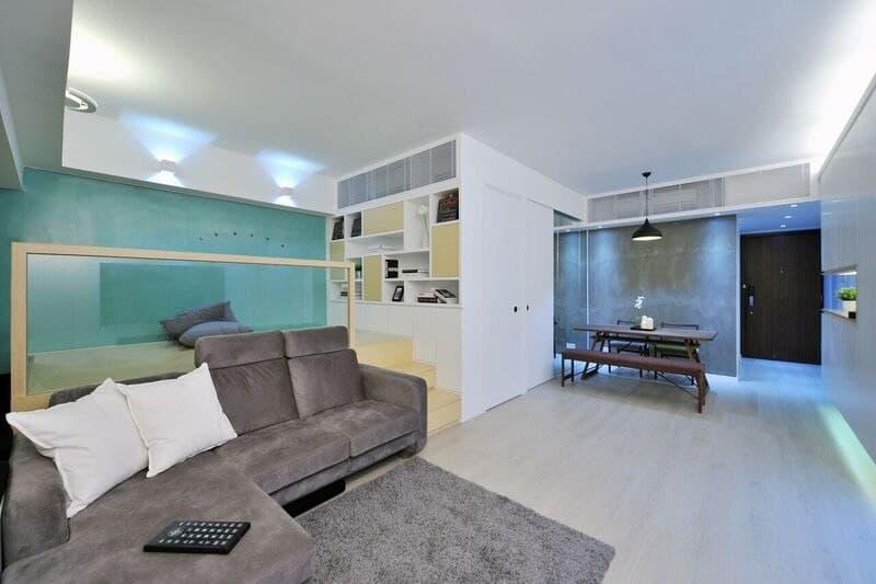 大廳放有L形大梳化,梳化背後的地台用途廣泛,而地台下面和旁邊的置頂大櫃,則提供充裕收納空間,讓家居變得整齊又寬敞。