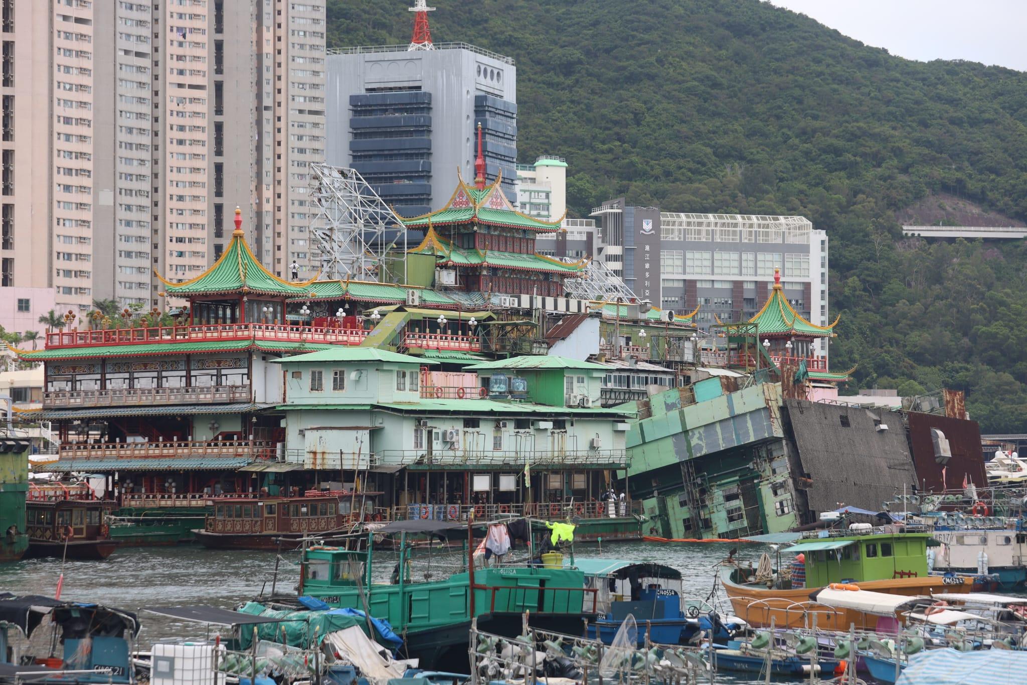 躉船船身嚴重傾側,近乎90度塌下,半邊船身浸在水中。(鍾式明攝)