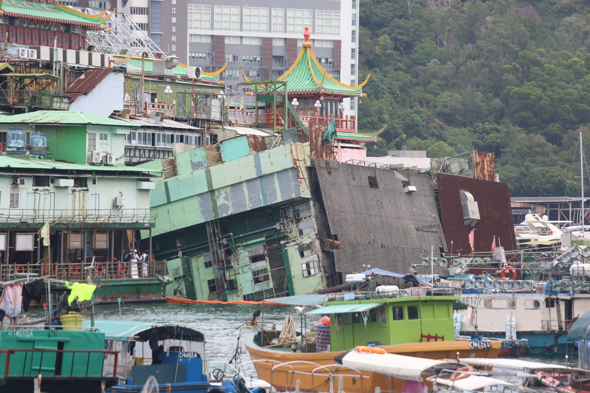 躉船船身嚴重傾側,近乎90度塌下,半邊船身浸在水中。(鍾式明攝)