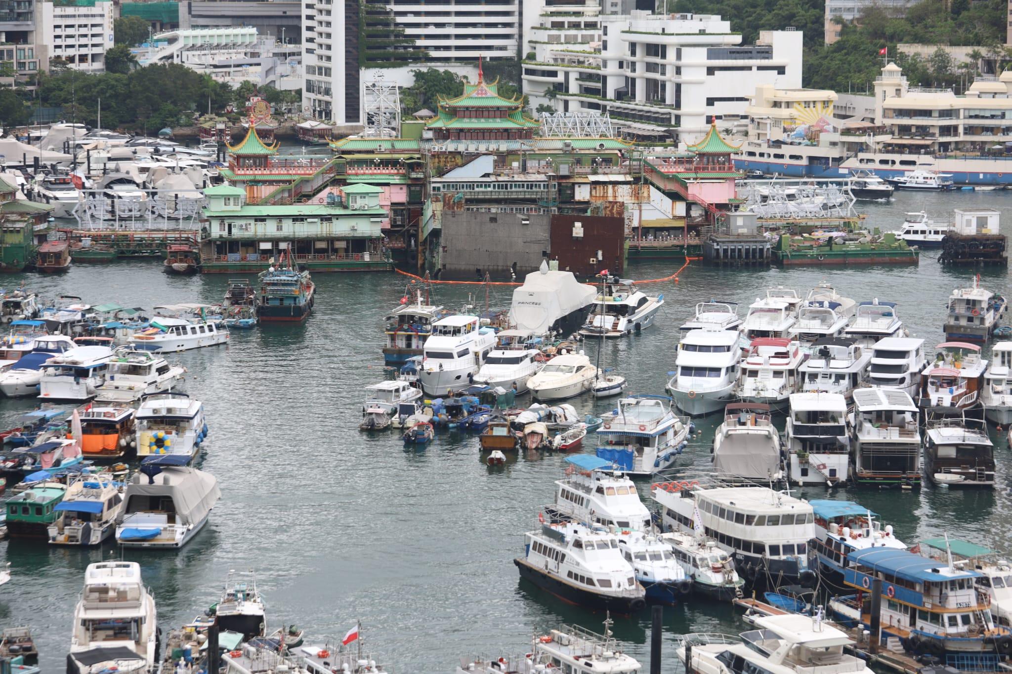 躉船船身嚴重傾側,近乎90度塌下,半邊船身浸在水中。(鍾式明攝)