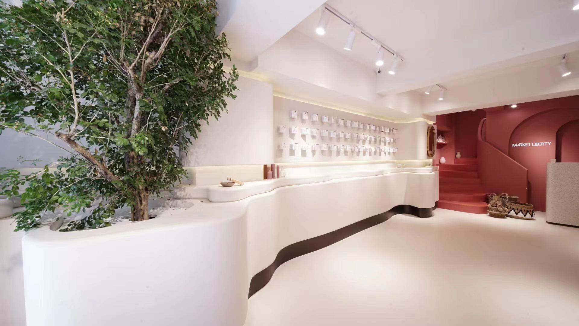 地下樓層有弧形造型牆展示飾品。