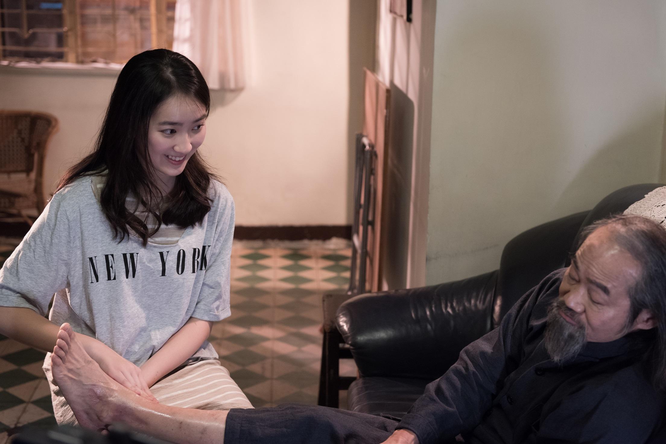 袁和平執導的《回歸》,寫移民了的孫女(林愷鈴飾)回港,住在愛練武的爺爺(元華飾)家中,兩代與中西文化矛盾的小故事。