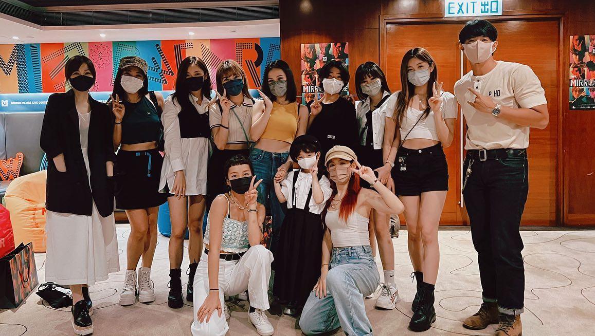 張繼聰一家四口與COLLAR合照。