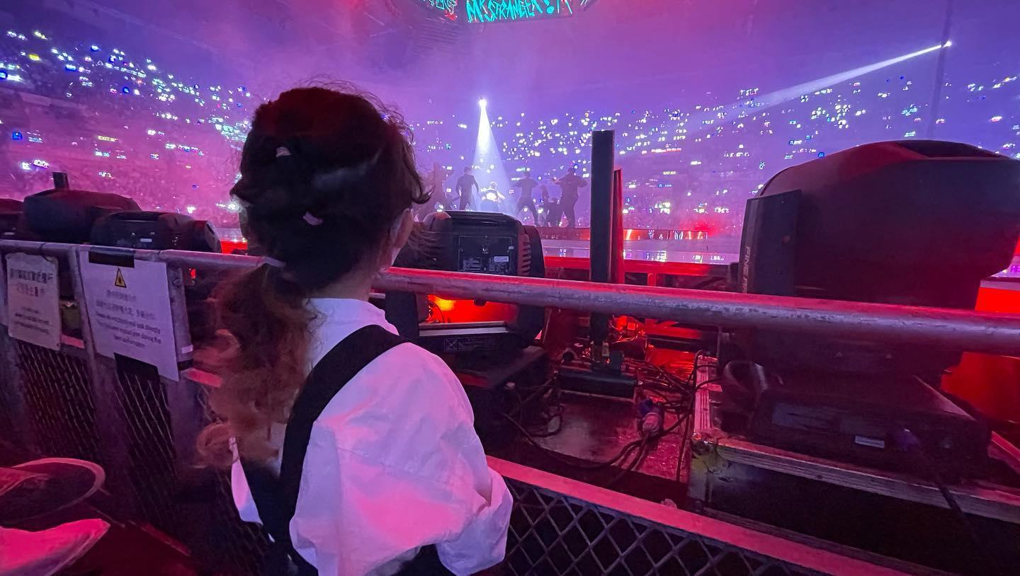 張繼聰囡囡是神徒,在台下期待著Anson Lo經過。