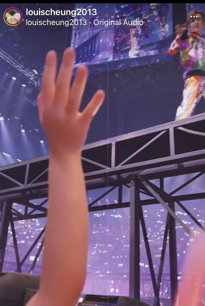 Anson Lo特地走回頭跟張繼聰囡囡揮手。