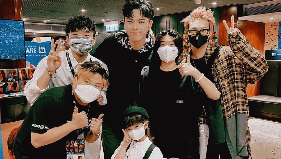 張繼聰一對子女與ERROR合照。