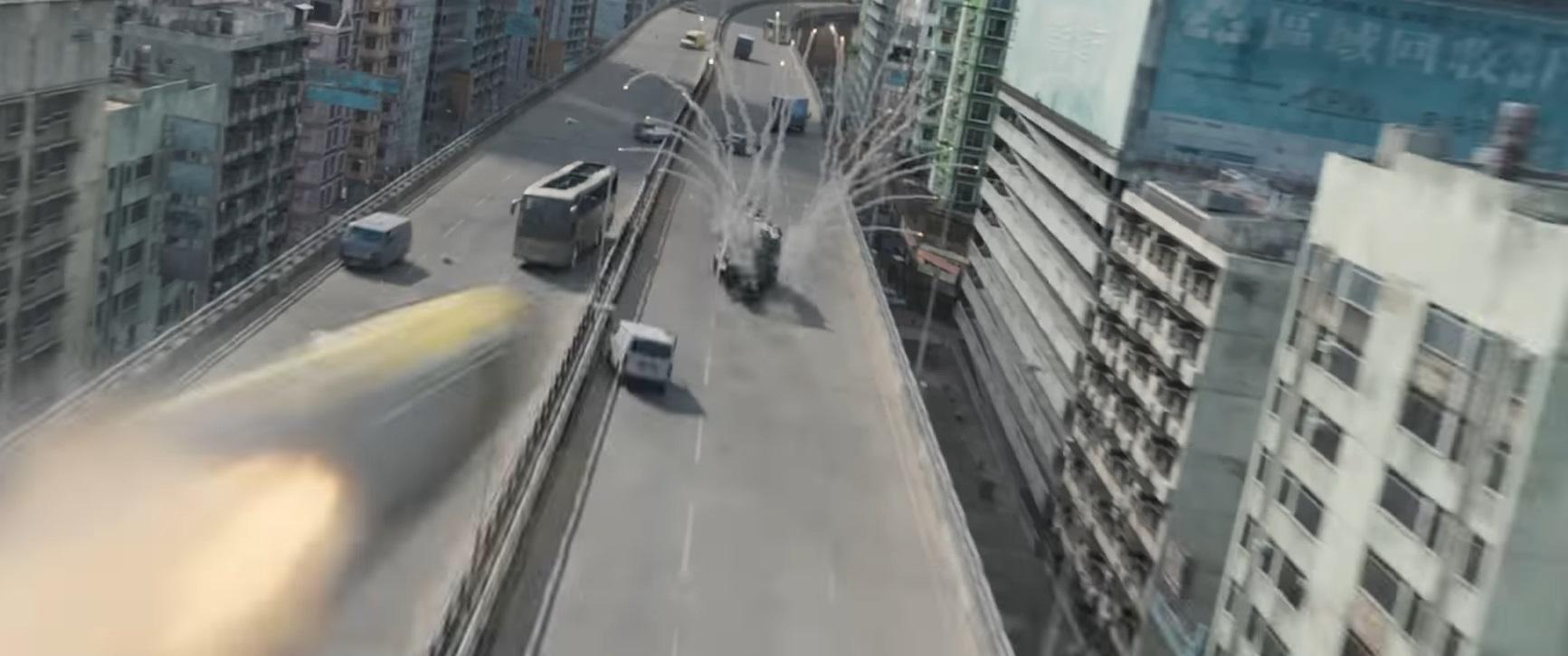 《明日戰記》的公路追逐場面,融入香港特色建築作背景。