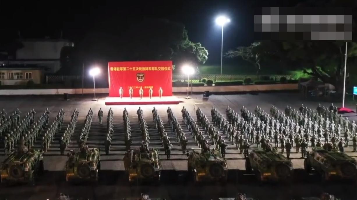 駐香港部隊陸軍部隊在新田軍營舉行防務交接儀式。(微博)