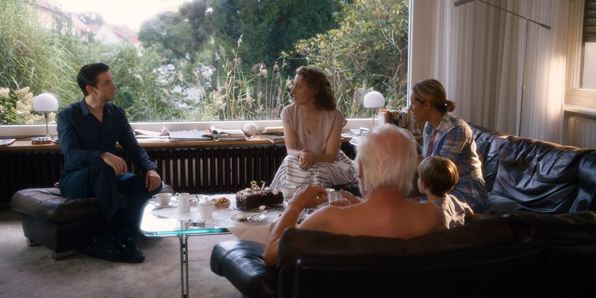 無心戀事的女主角艾瑪，與Tom假裝是同事。