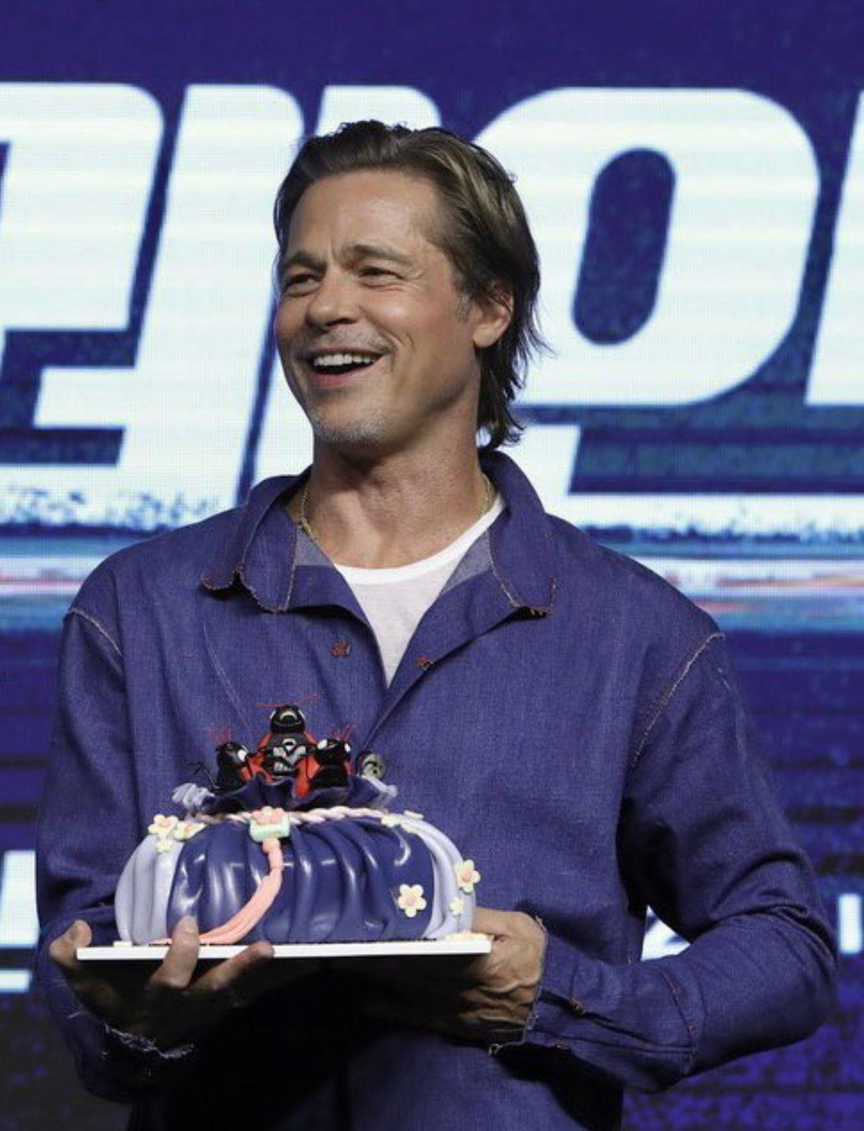 兩位型男獲當地片商送上屬於他們角色名的蛋糕