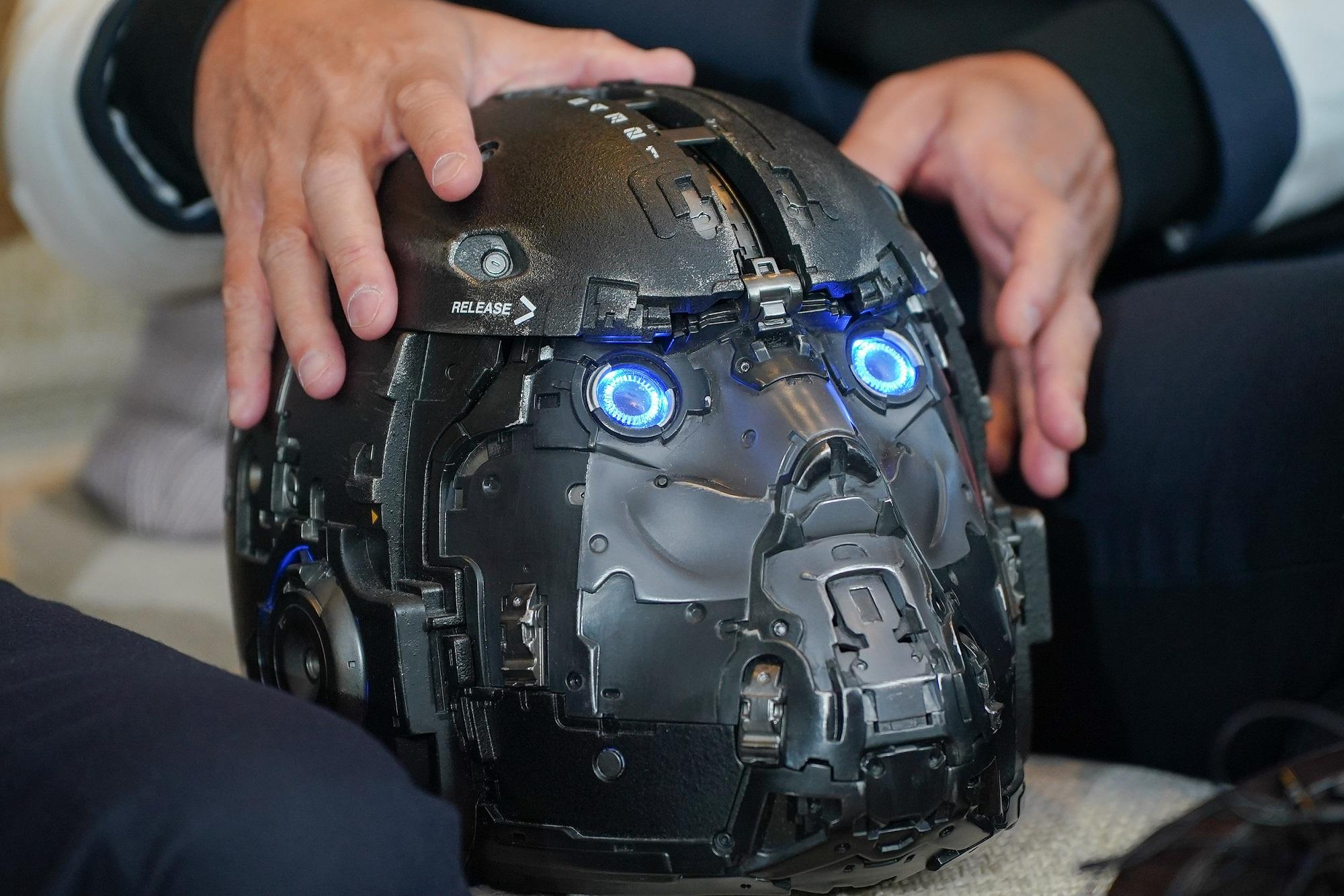 古天樂和劉青雲在《明日戰記》演空戰部隊成員，需要帶頭盔作戰。