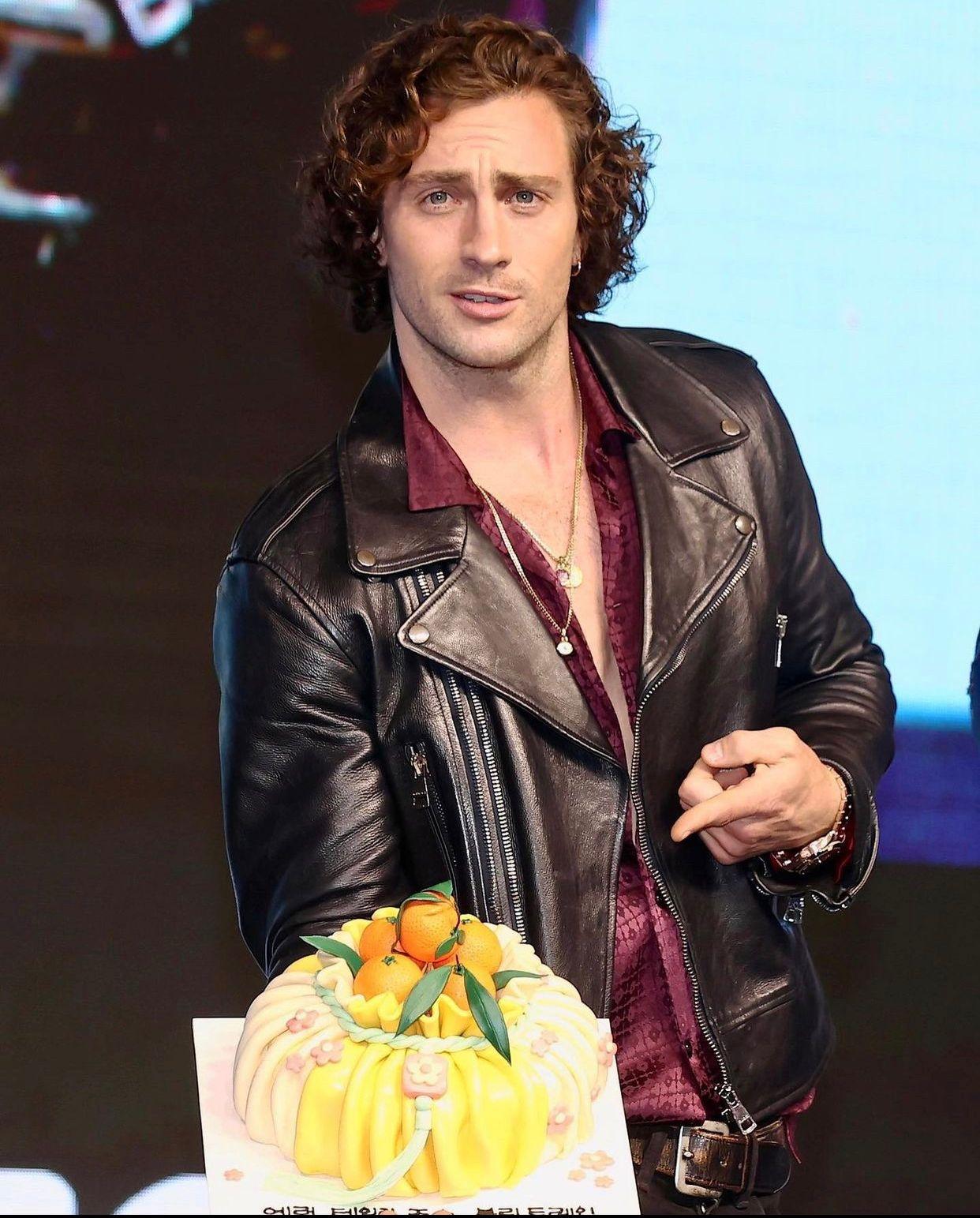 兩位型男獲當地片商送上屬於他們角色名的蛋糕