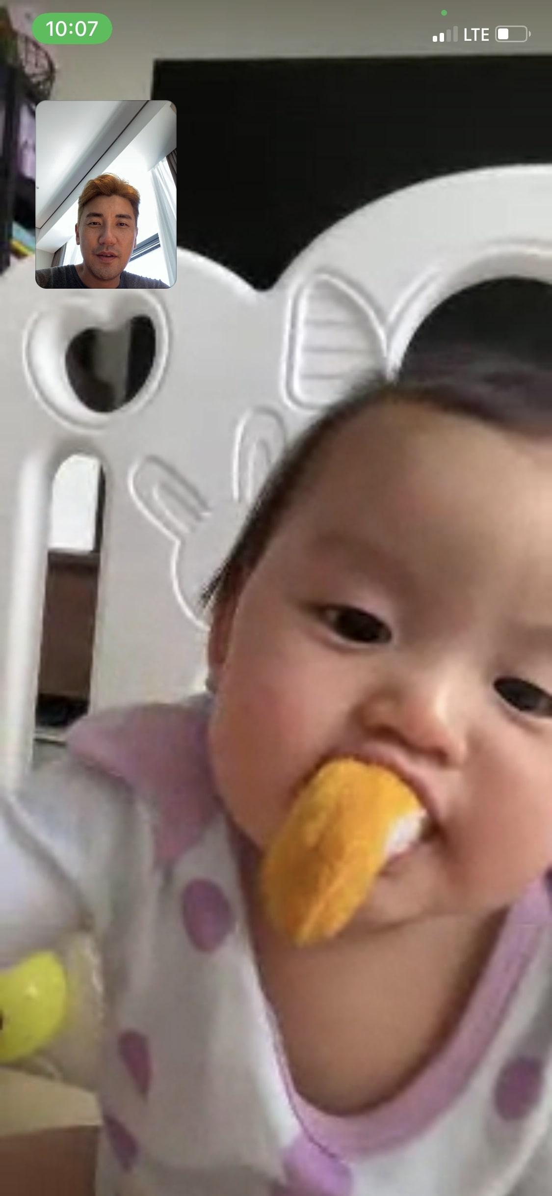 洪永城現時在內地拍劇,每日靠視像與愛女見面。