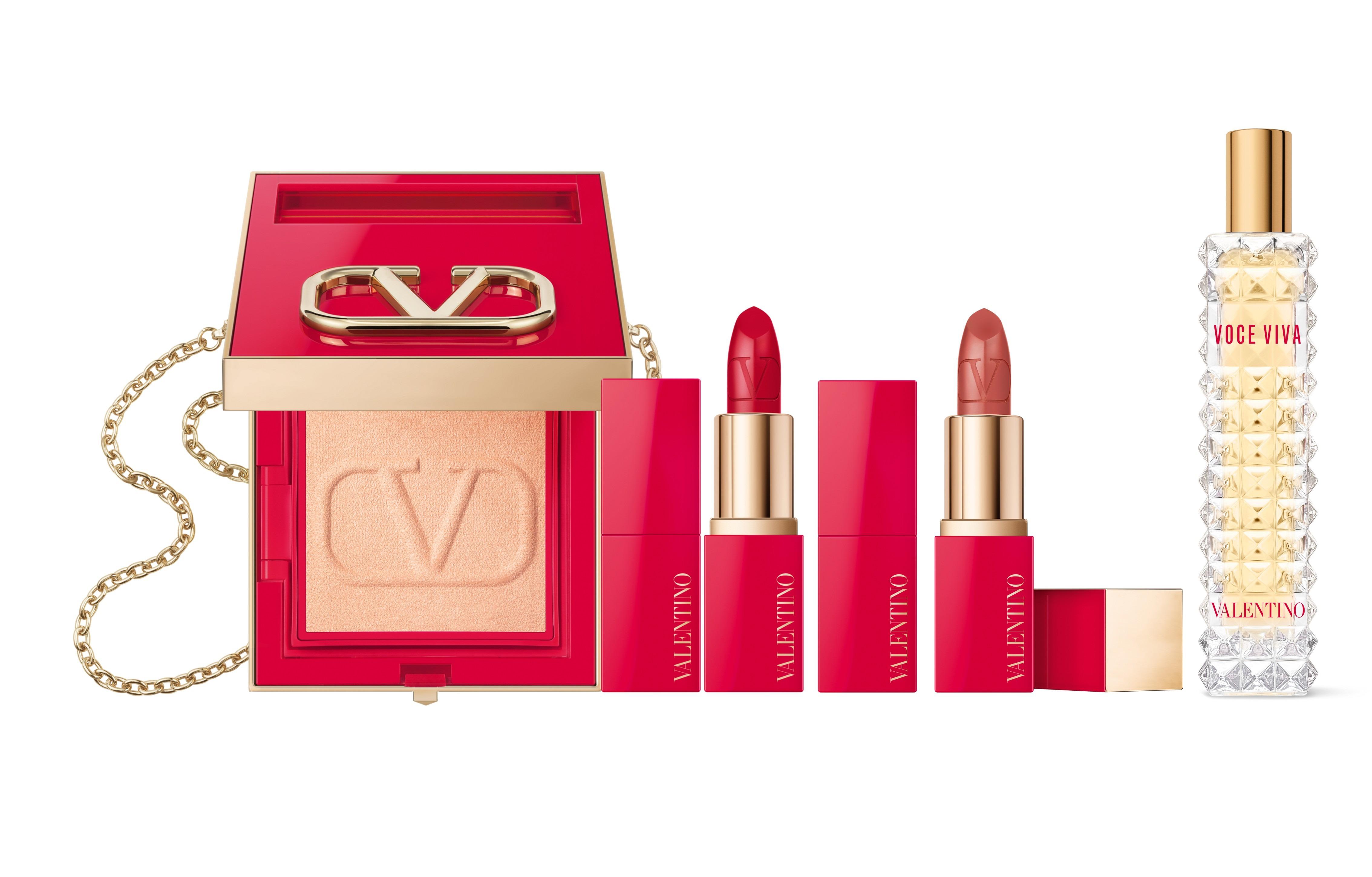 Go Clutch 日夜隨行套裝 $1,900 (價值$2,700) 購買高訂隨行彩妝鏡盒,享迷你高訂經典唇膏指定色號 乙支及 VOCE VIVA EDP 15ml 香水旅行裝及限定 LOVE 金鏈吊飾。