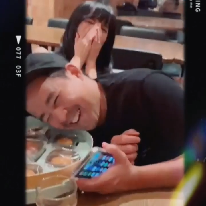 外國侍應以為這盒moon cake是birthday cake,於是不停問誰人生日。