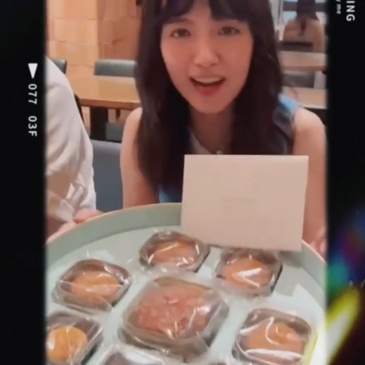 陳嘉寶對住鏡頭說生日快樂。