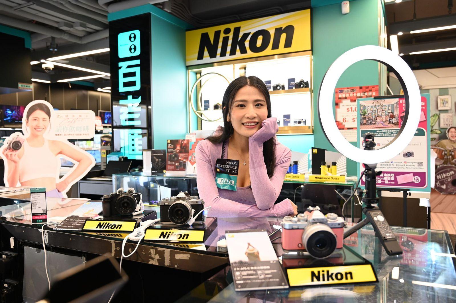 Coffee現身銅鑼灣,為產品擔任一日店長。