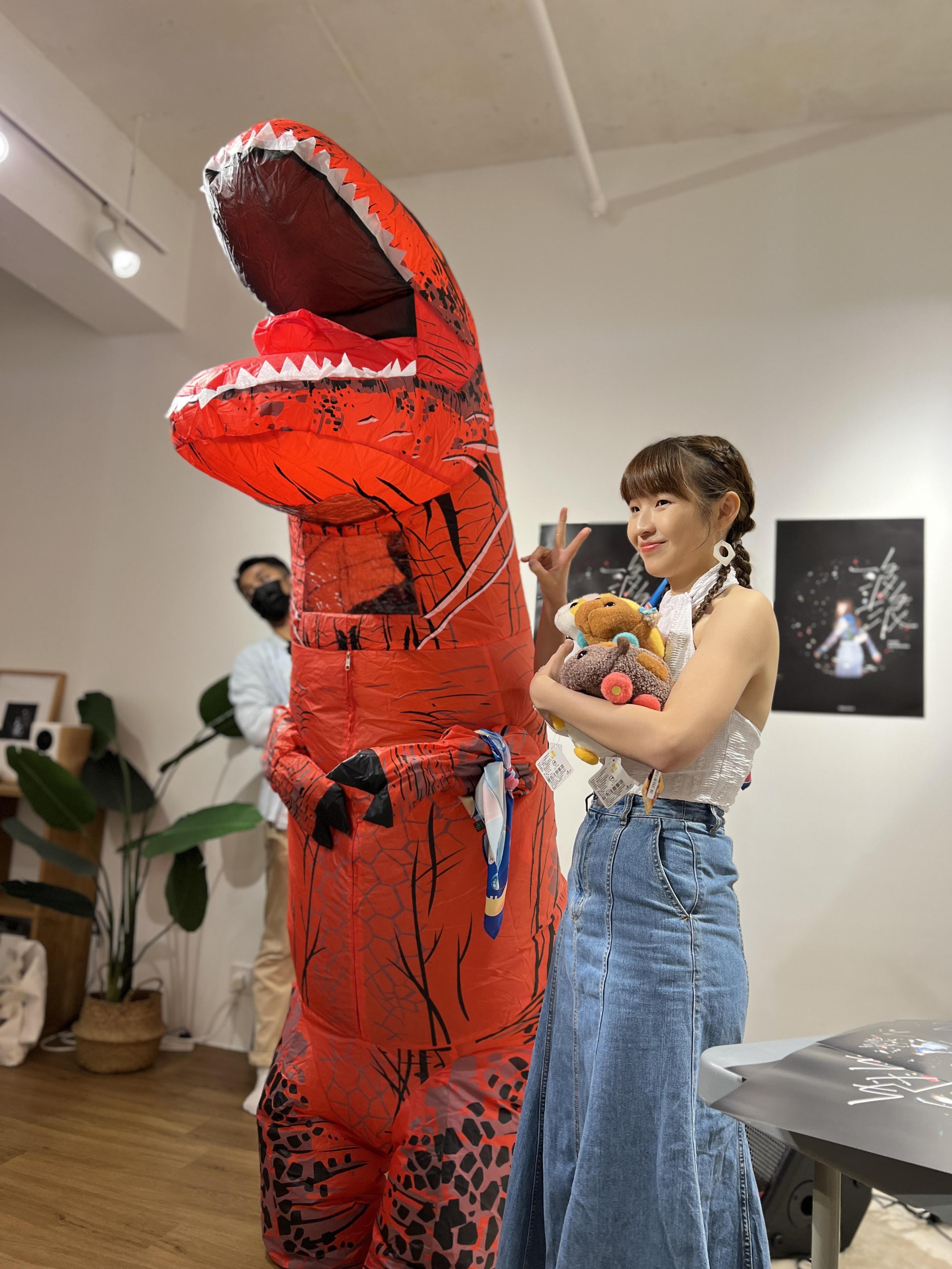 「女版Ian」何佩舉行簽唱會 推新歌為流浪動物籌款 | am730