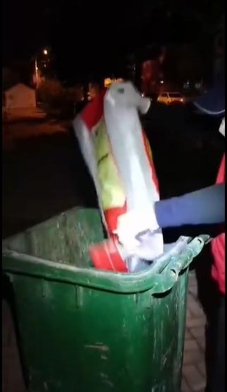 黑龍江佳木斯市有防疫人員倒掉整包米,又砸爛雞蛋後倒掉。(互聯網)