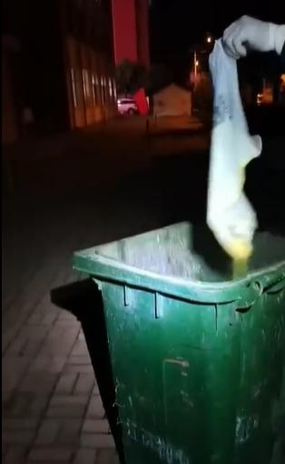 黑龍江佳木斯市有防疫人員倒掉整包米,又砸爛雞蛋後倒掉。(互聯網)