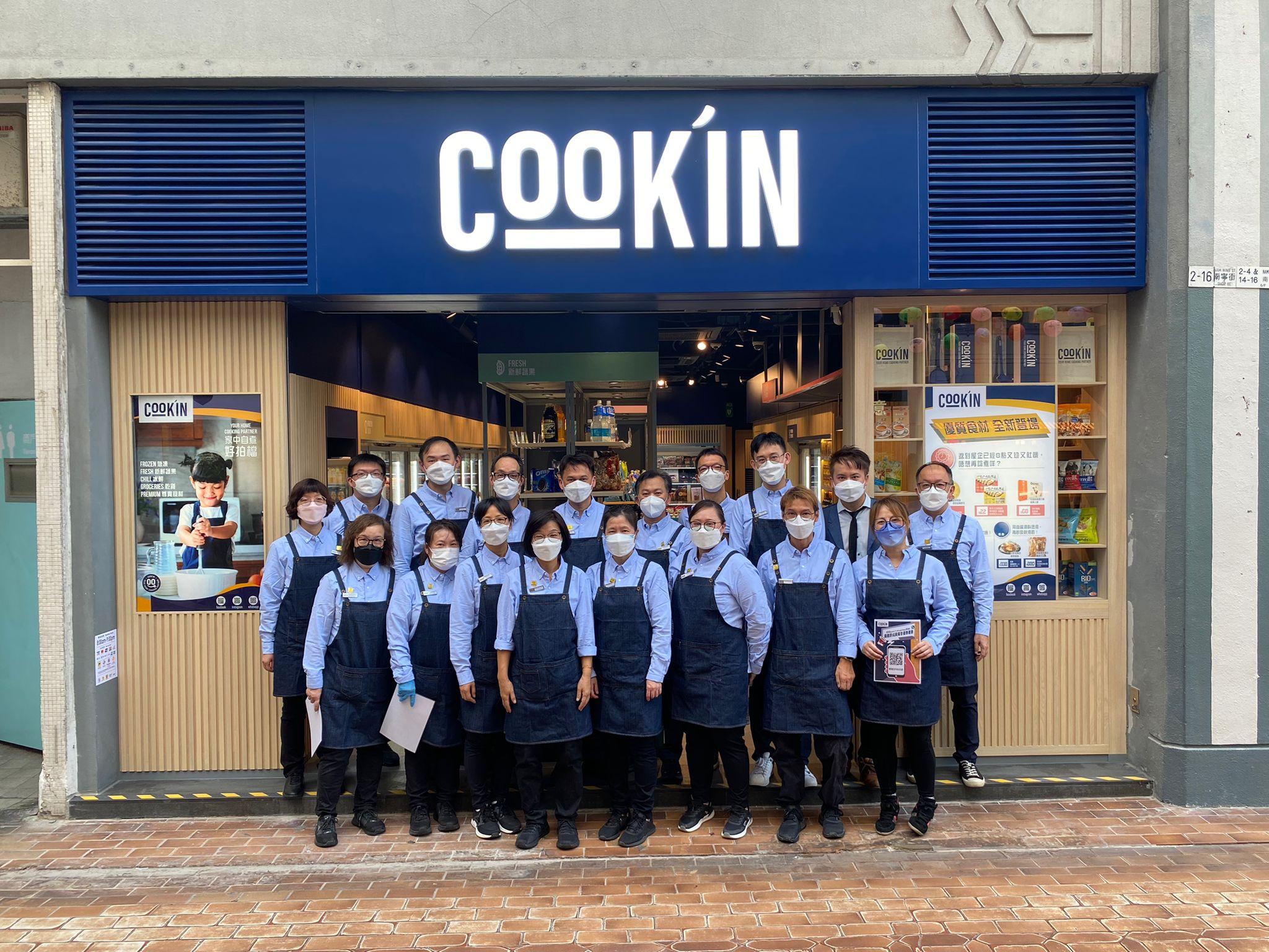 COOK’IN品牌標誌採用了廚師圍裙常用的藍色