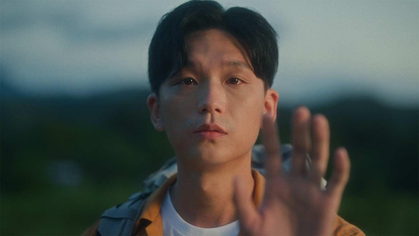 盧鎮業擔任MV男主角,MV講述因為疫情措施限制出入境,一對情侶無奈分隔兩地。