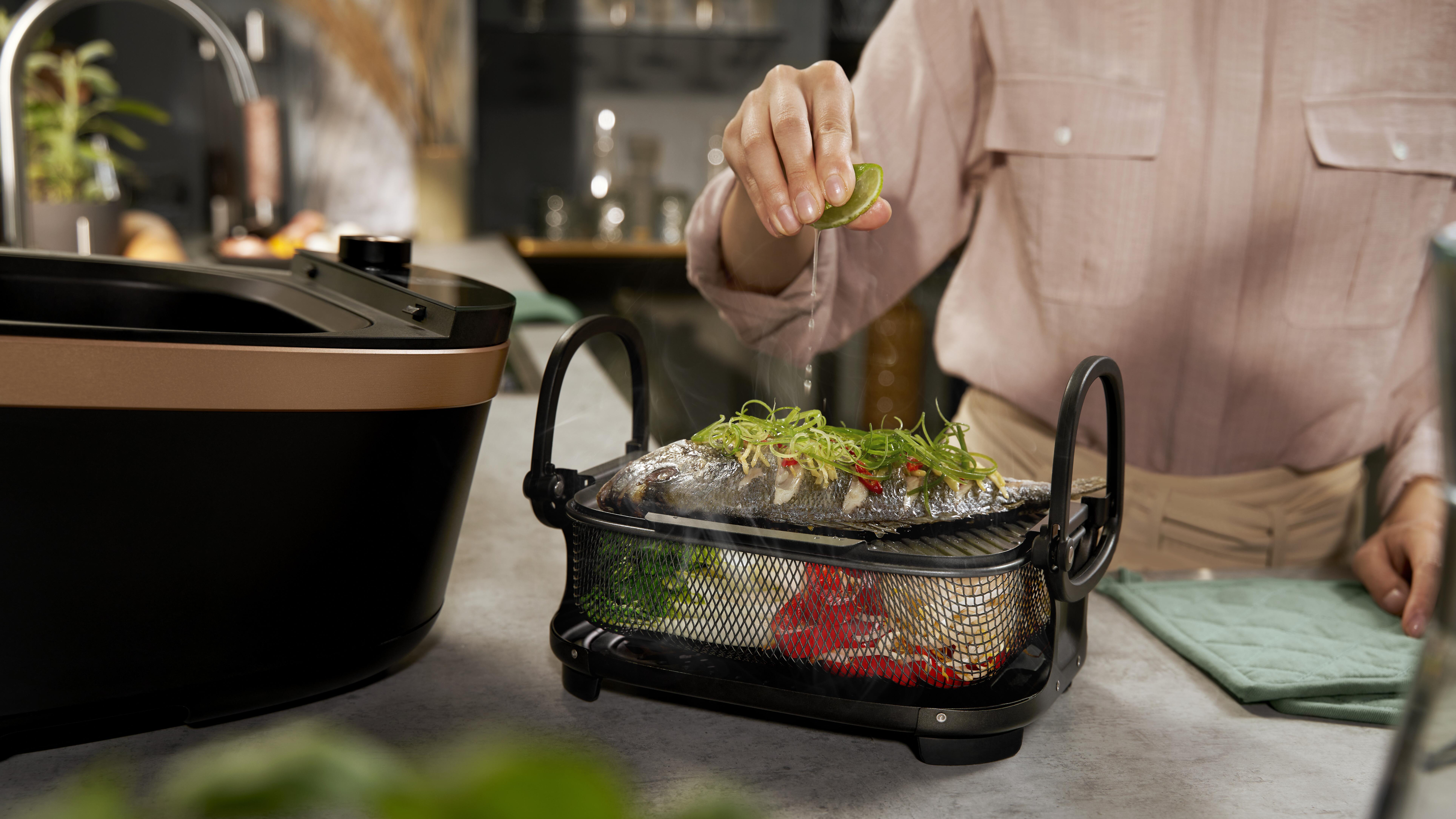 網籃同托盤可以推疊，上層蒸魚，下層蒸菜。