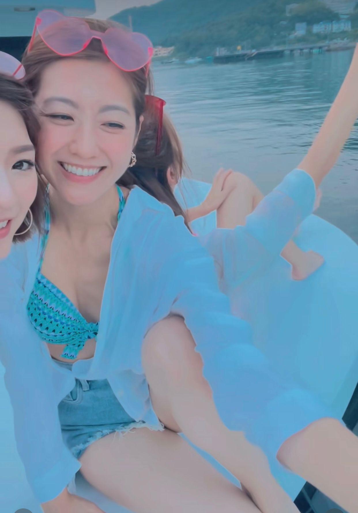 三人各自拎起手機自拍,可見Yoyo當天的泳裝正面。