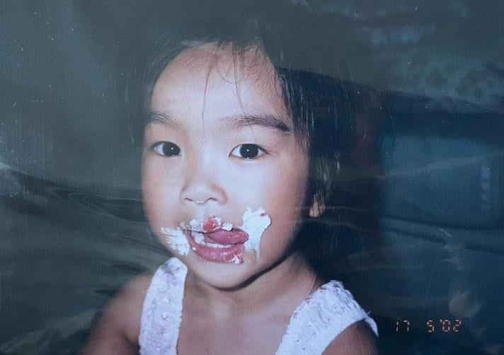 moon tang日前亦公開自己的可愛童年照。