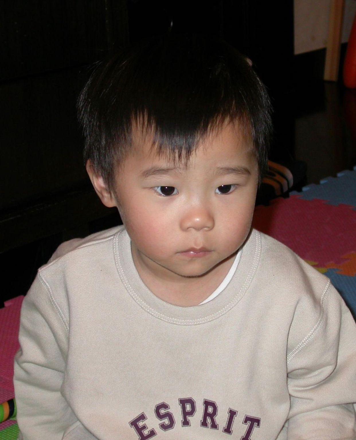 湯令山今日在IG貼出三張童年照。