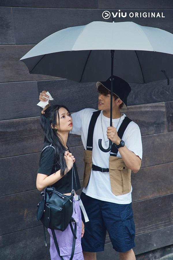 家忻「正牌男友」ANSONBEAN突然殺到,女方大感無奈。(劇照)