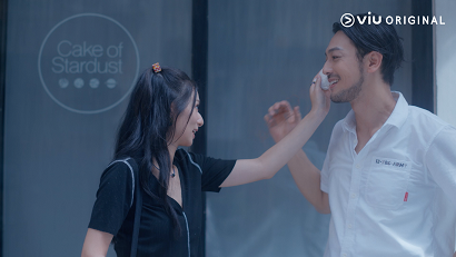 Hayley(吳家忻飾)主動為栢天男抹走雨水。.