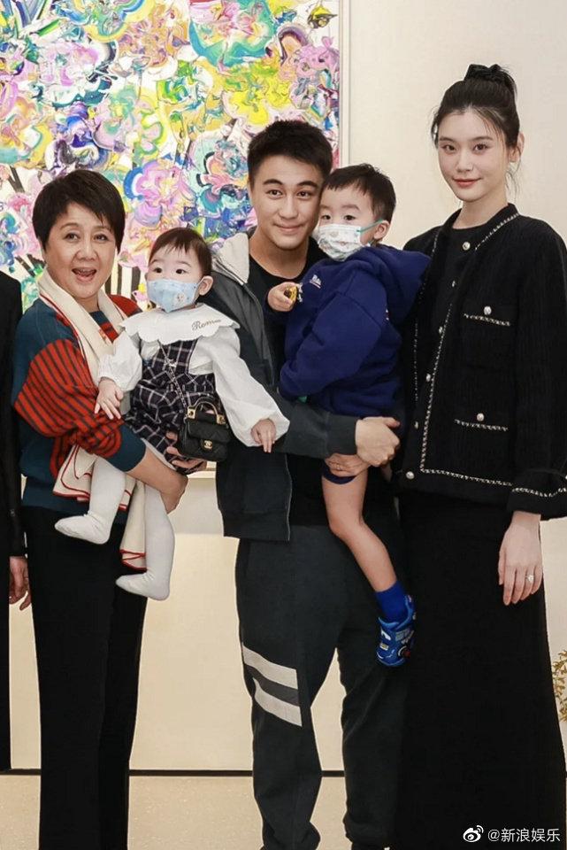 何猷君一對仔女到畫廊出席活動。