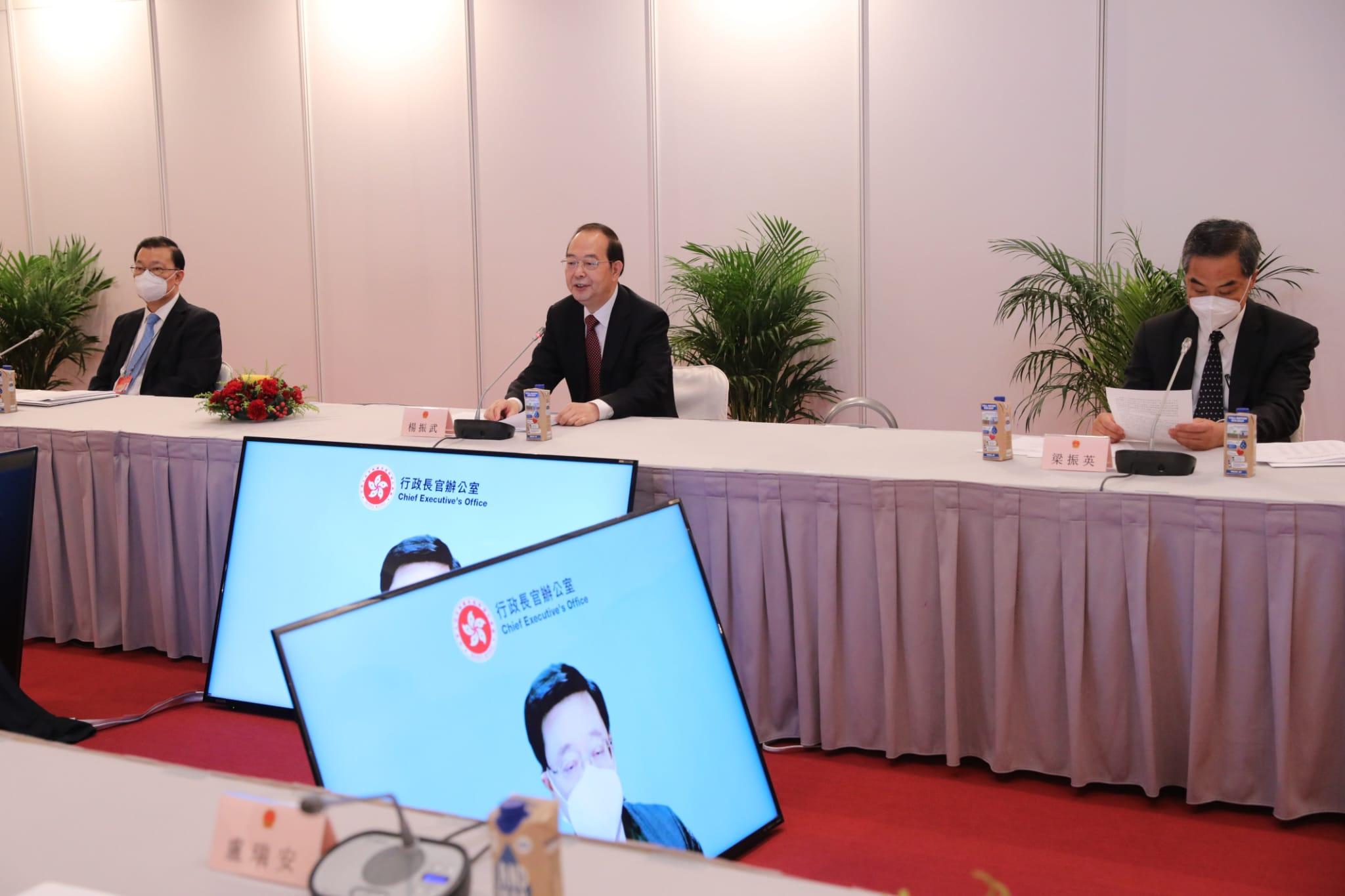 港區人大選舉首次會議召開,並表決19人的主席團名單,當中確診的特首李家超以視像出席主席團。