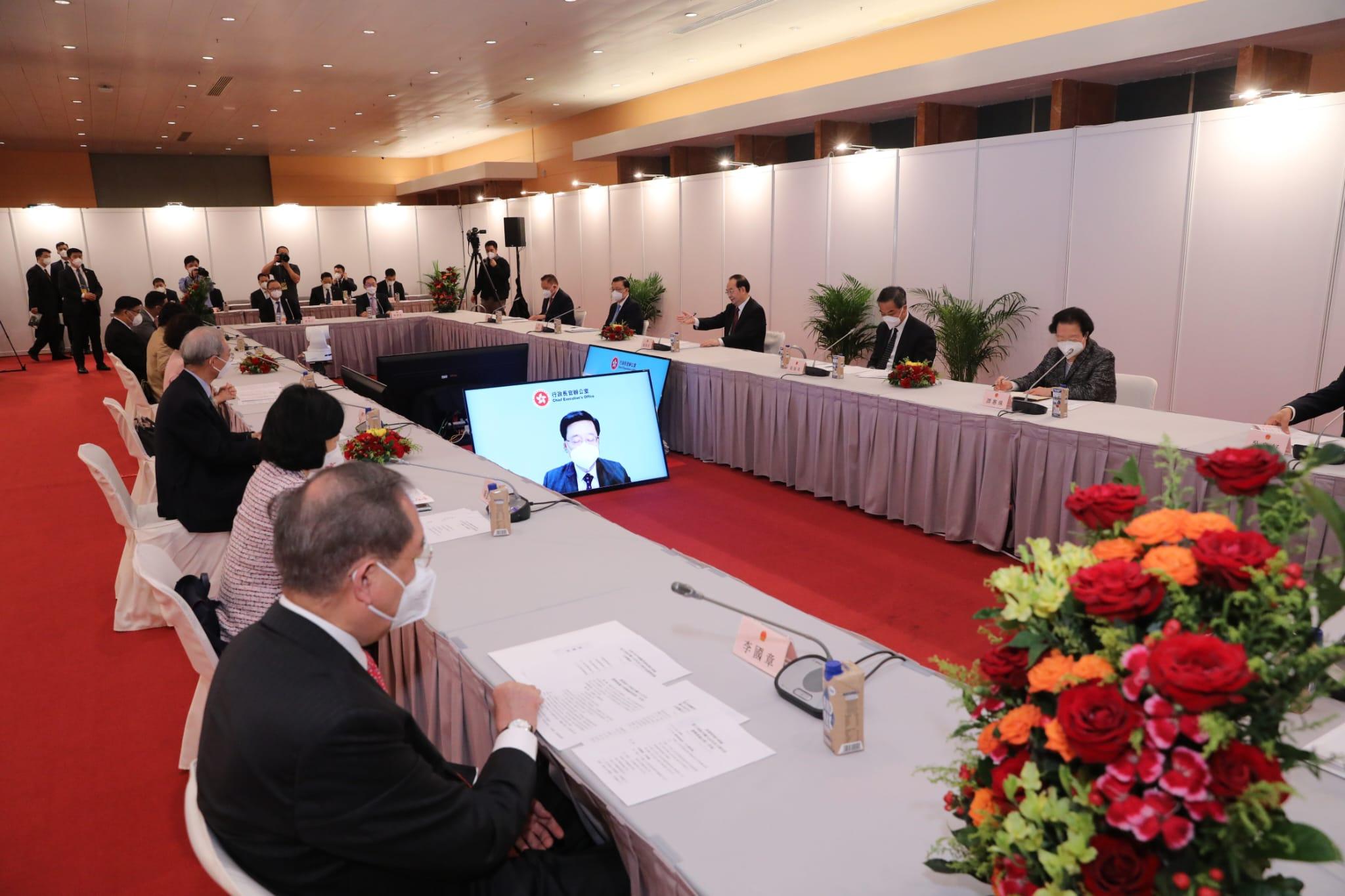 港區人大選舉首次會議召開,並表決19人的主席團名單,當中確診的特首李家超以視像出席主席團。